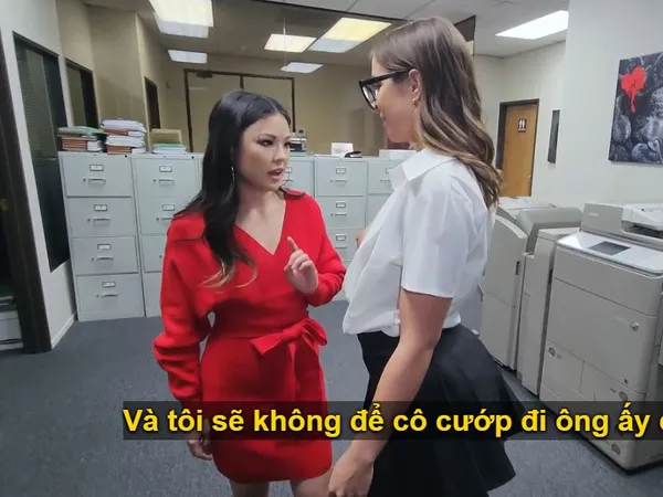 sex hamy Bố dượng may mắn đụ cùng lúc con gái và em trợ lý riêng