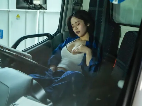 hentaiz vú to Anh xã thất nghiệp, vợ đi làm tài xế giao hàng và cái kết