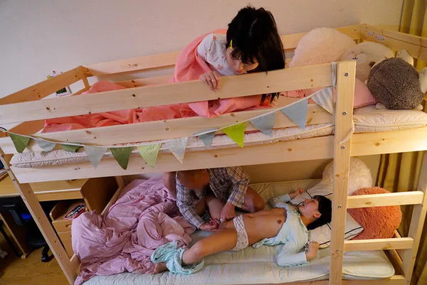 sex hiep dam ông chú đồi bại đến nhà chơi nữa đêm mò vào phòng 2 cô cháu gái