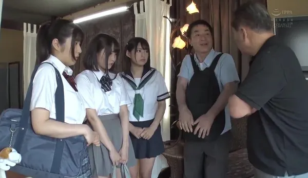 chịch gái múp Thất nghiệp, ông bố khốn nạn dẫn 3 cô con gái đi bán dâm